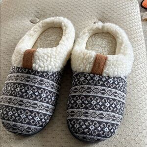 isotoner, women’s slipper size 7 1/2 to 8,